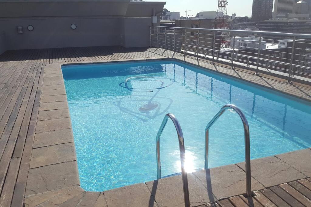 Apartamento Four Seasons 818- Spacious Cbd Studio - Onsite Parking, Gym & Rooftop Pool Ciudad del Cabo Exterior foto